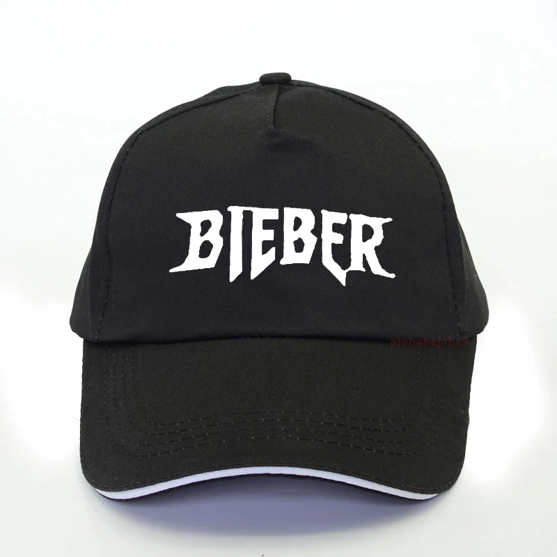 Gorra negra con texto Bieber